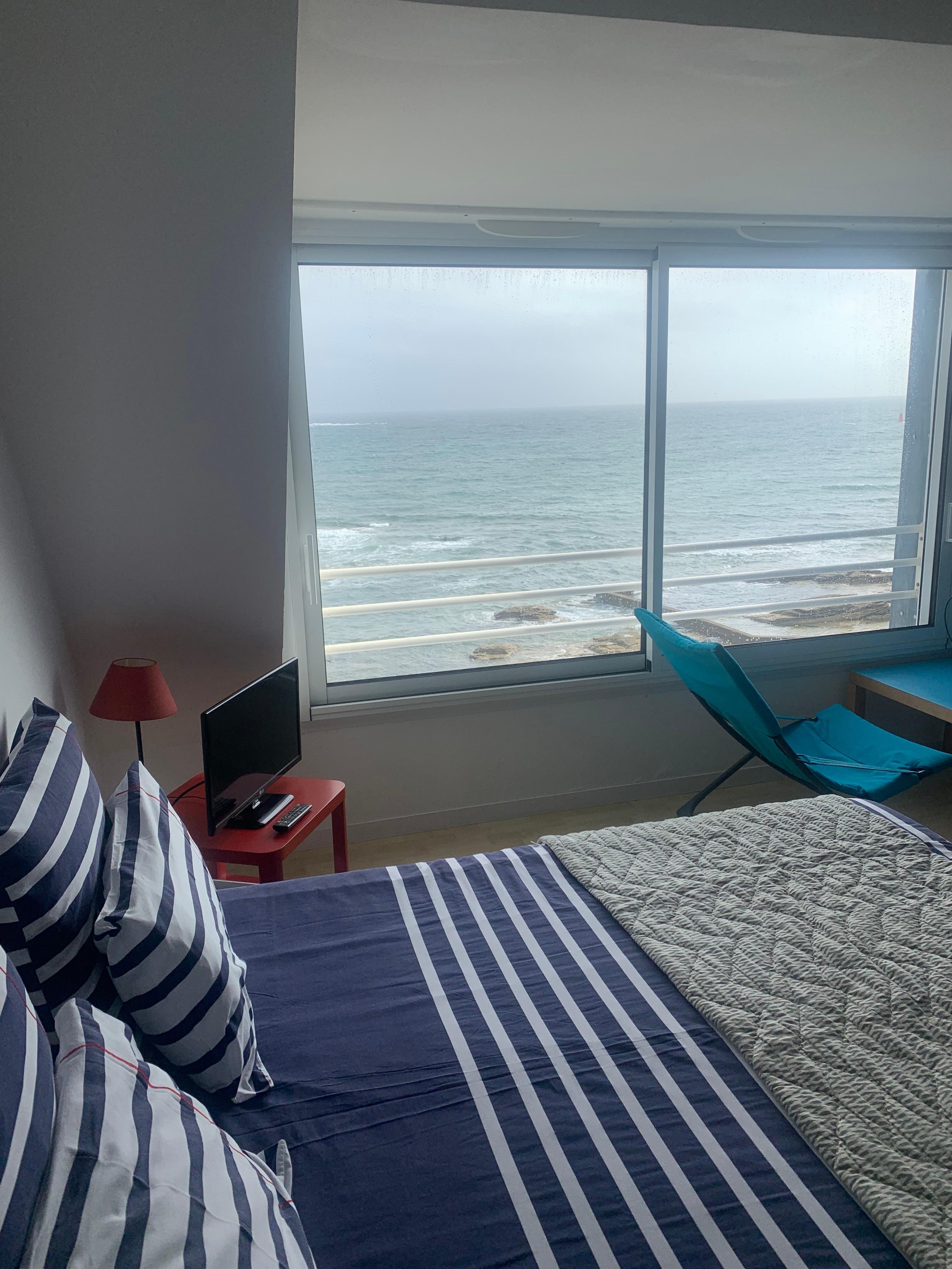 La baie vitrée qui donne une grande luminosité dans le studio