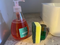 Esto es lo que ofrecen de amenidad. No limpian la habitación. Llena de hormigas