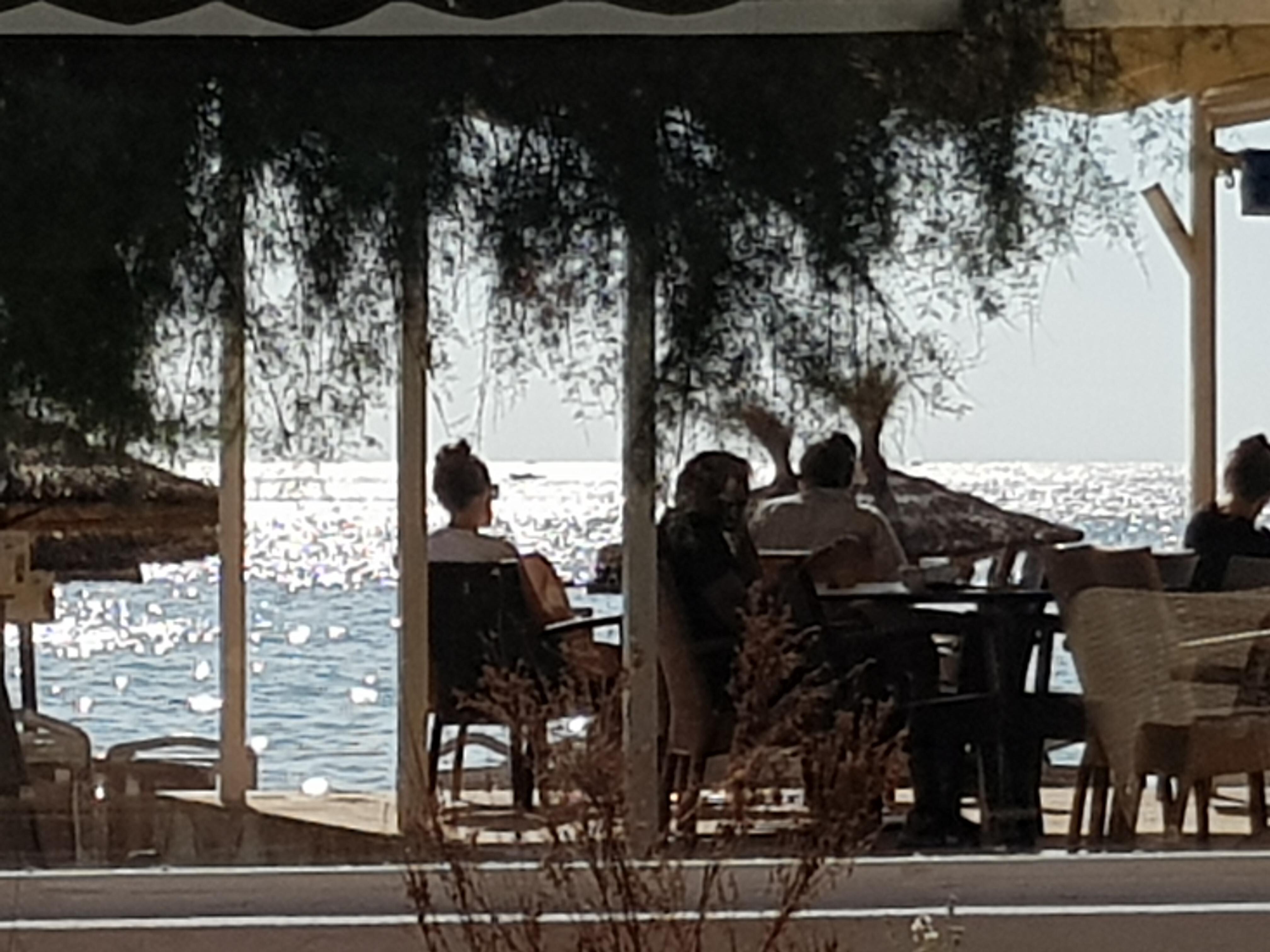 Frühstück im Hotelgarten mit Blick auf die Bar am Strand