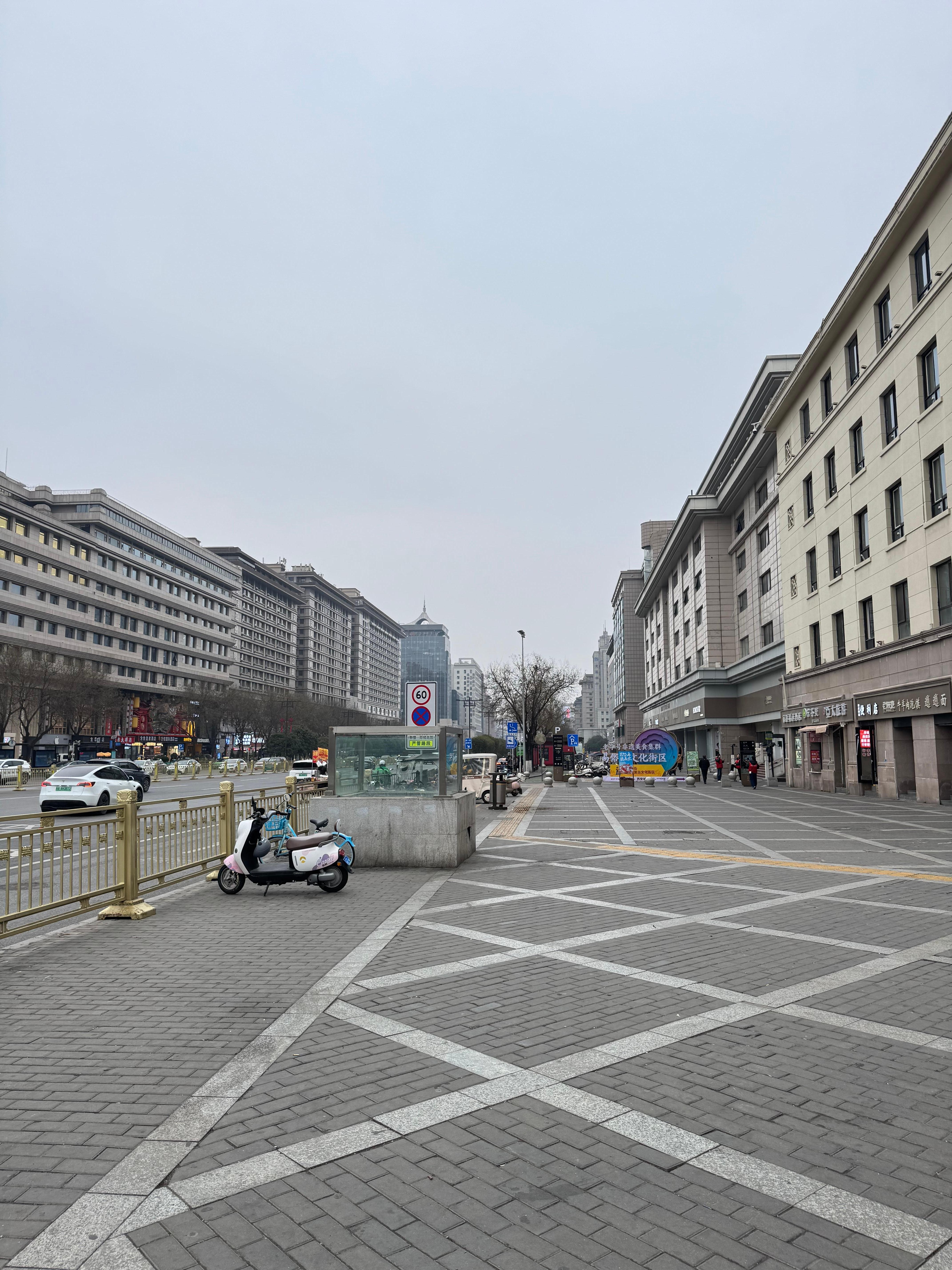 ホテルの目の前の通りから鐘楼がすぐ見えます。