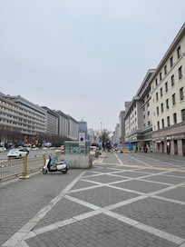 ホテルの目の前の通りから鐘楼がすぐ見えます。