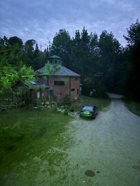 View of ownerâs home at 4:23 am! I didnât realize it gets light out so early here?!! đł
