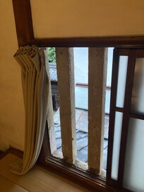 虫籠窓と呼ばれる、伝統的なガラスを使わない灯取りの窓。現在は,ガラス窓が追加されている。