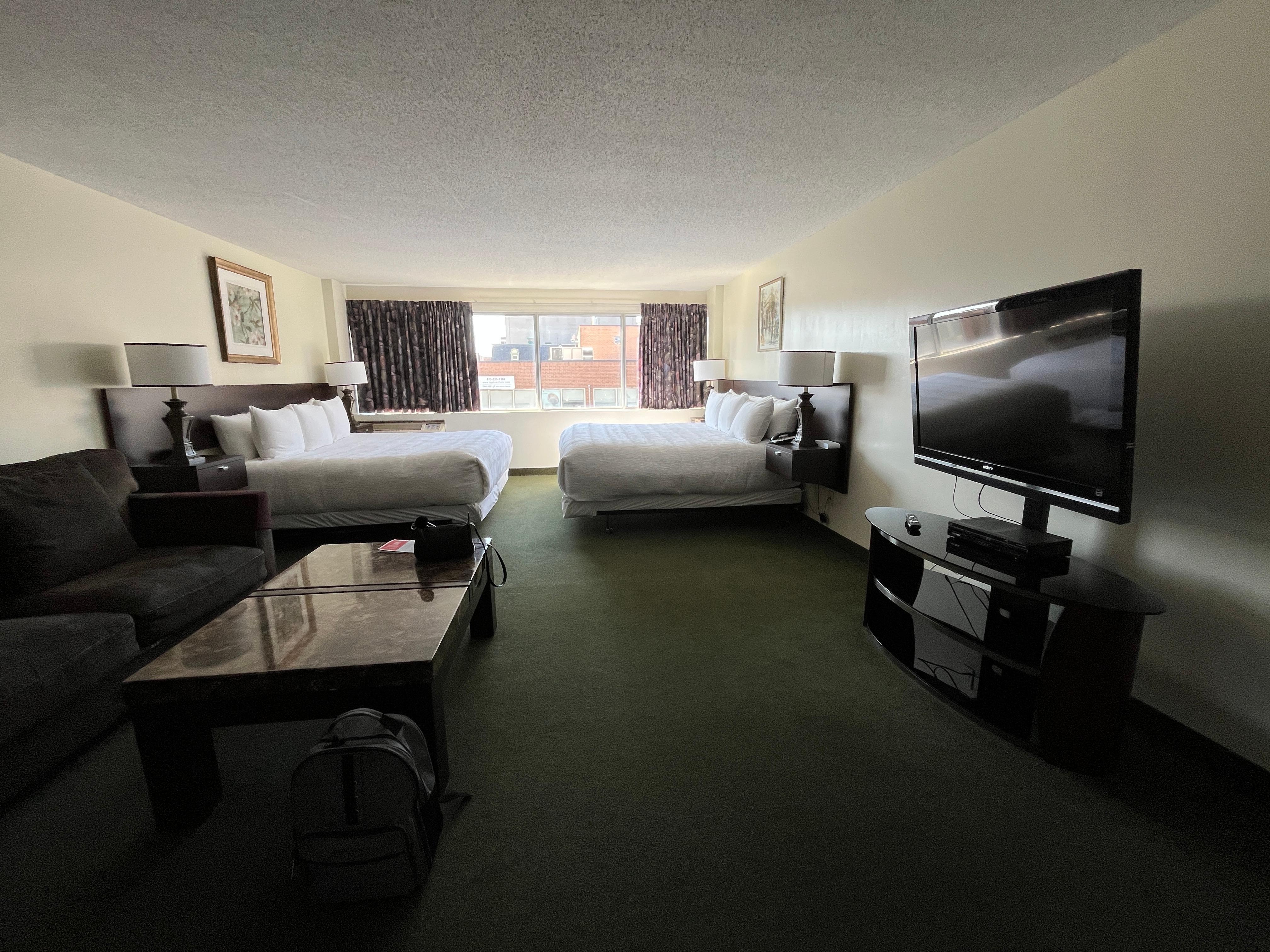 Il y a aussi un ordinateur et une imprimante ( pas sur la photo )