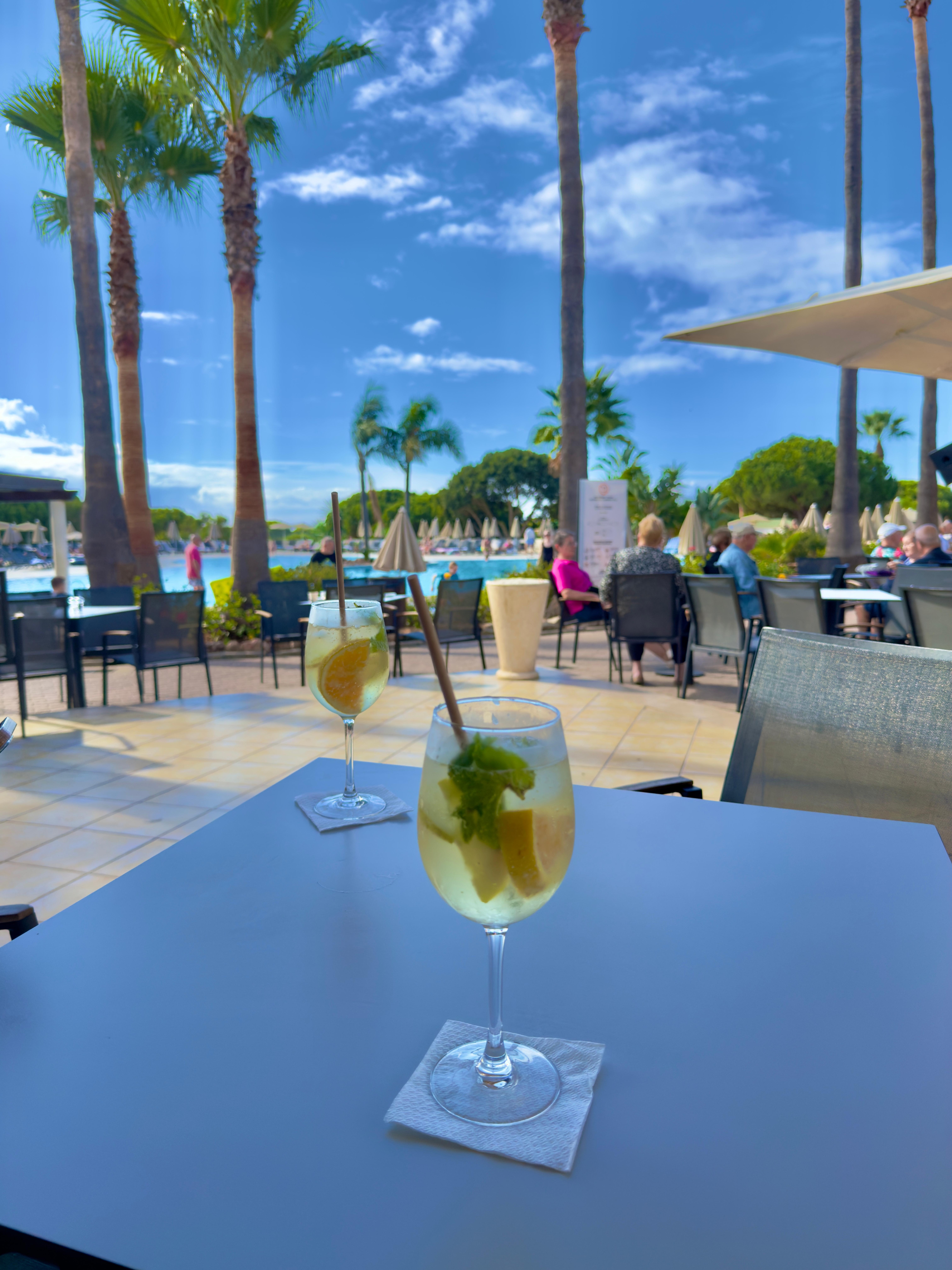 Apéro au bar de la piscine. 