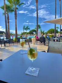 Apéro au bar de la piscine.