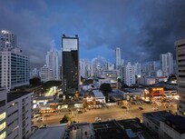 Vista de la habitación en la noche.