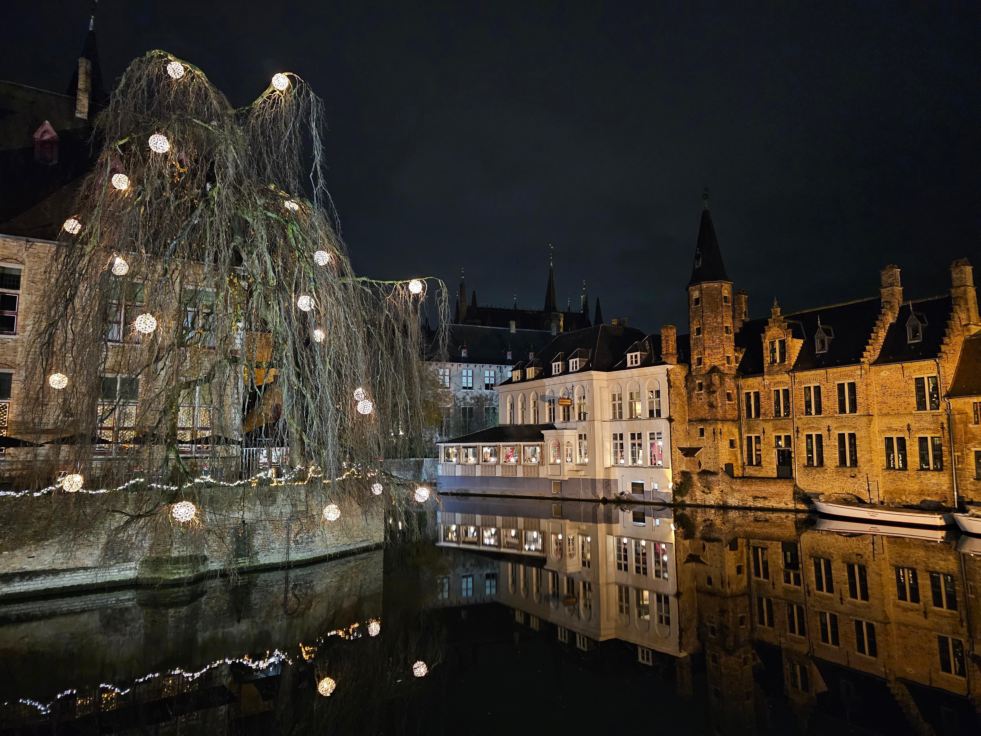 Het witte gebouw, Duc de Bourgogne. 