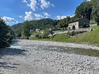Nebenfluss der Soça direkt am Haus.