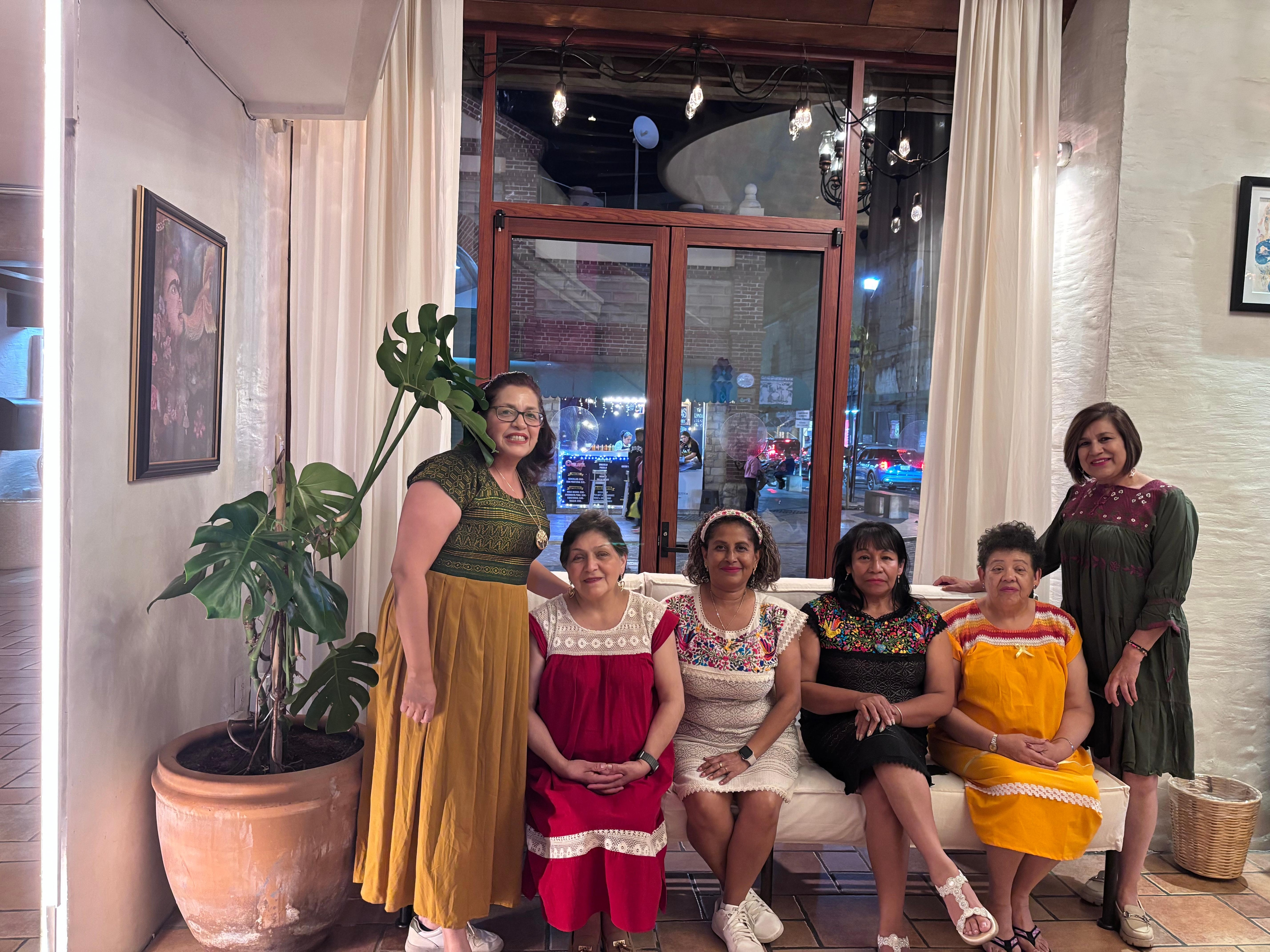 Recepción y área de espera comida y muy iluminado