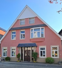 De voorgevel, de vakantiewoning ligt op de eerste verdieping