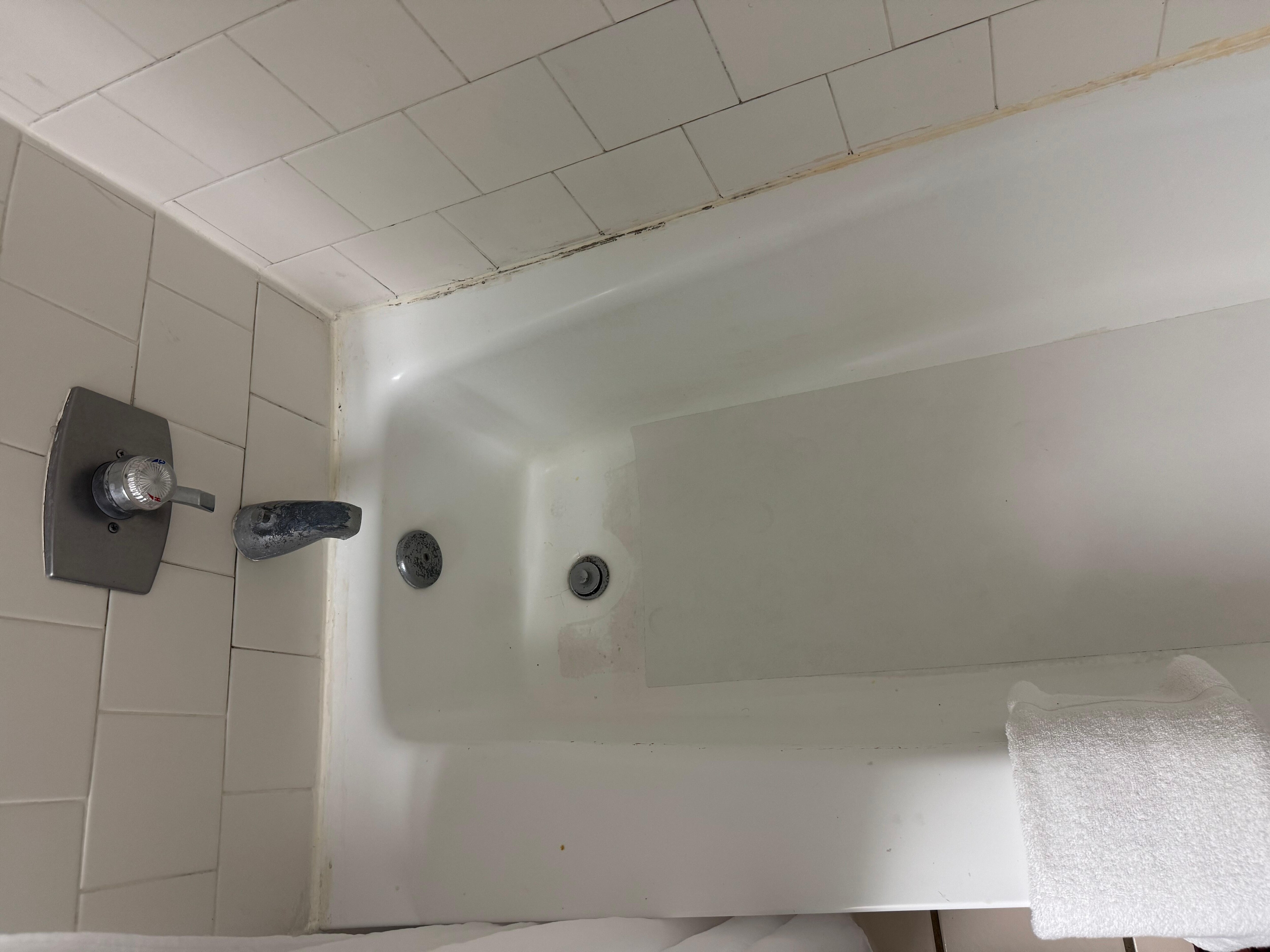 Bath tub