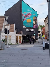 Entrance is to left of white building.  Look for low roofline, on the wall you will see 44 next to metal gate.  That's the entrance.