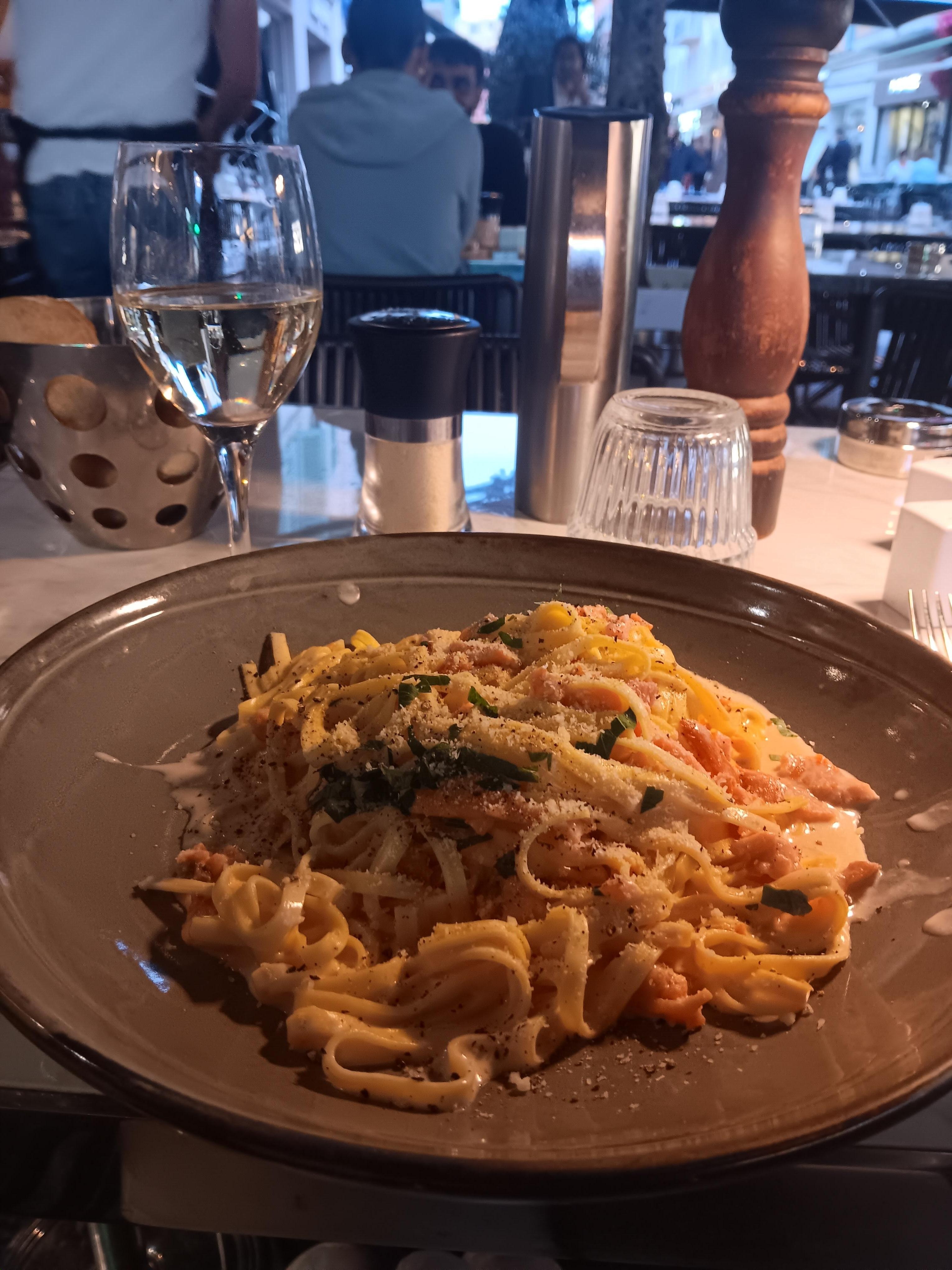 Hyviä ravintoloita samalla kadulla. 