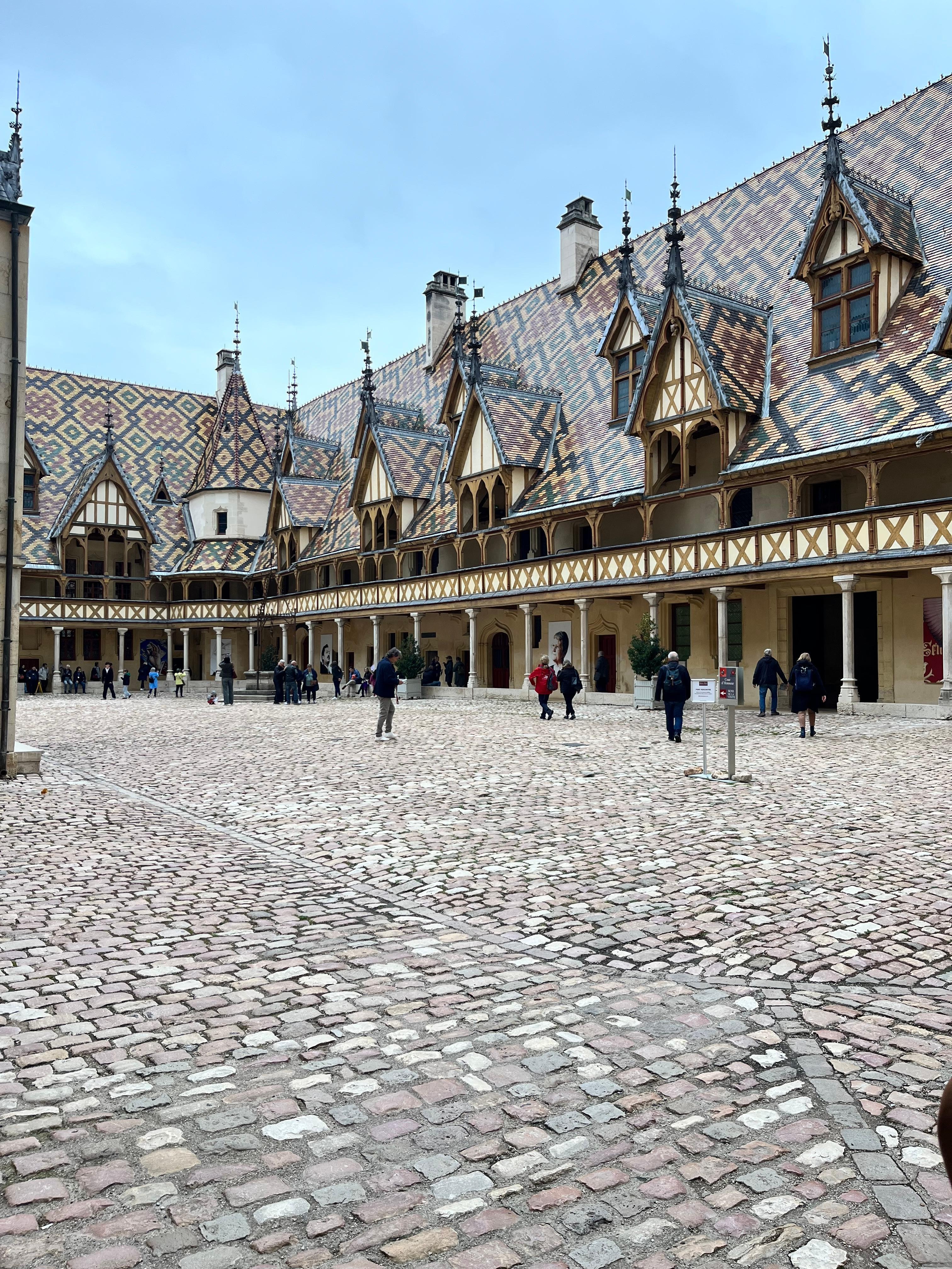 Les hospices de Beaune! Quelques scènes du film « La grande vadrouille » ont été tournées à cet endroit avec une histoire fascinante!