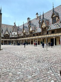 Les hospices de Beaune! Quelques scènes du film « La grande vadrouille » ont été tournées à cet endroit avec une histoire fascinante!