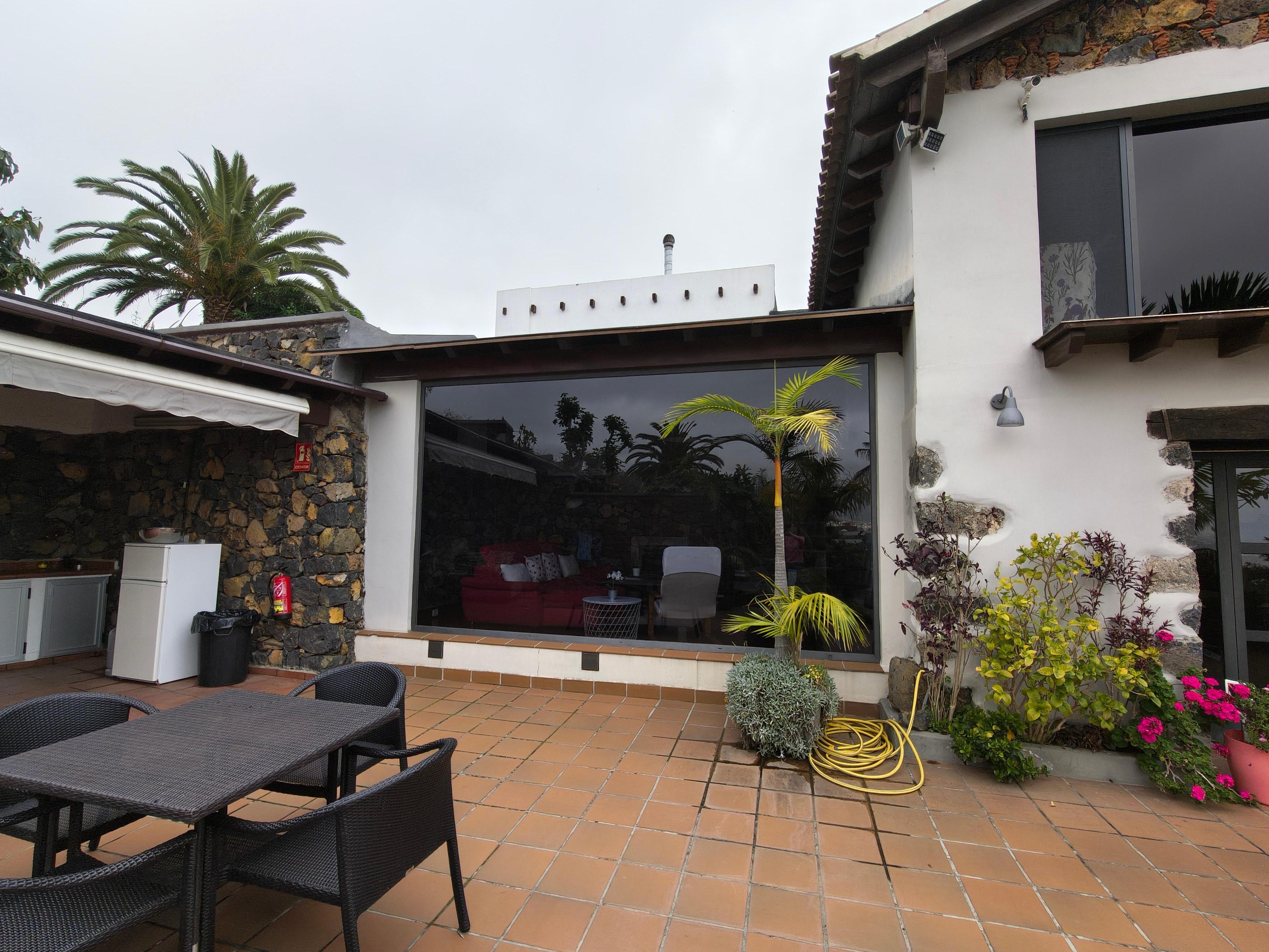 Blick auf das riesige Wohnzimmerfenster, oben Schlafzimmerfenster