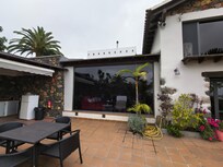 Blick auf das riesige Wohnzimmerfenster, oben Schlafzimmerfenster