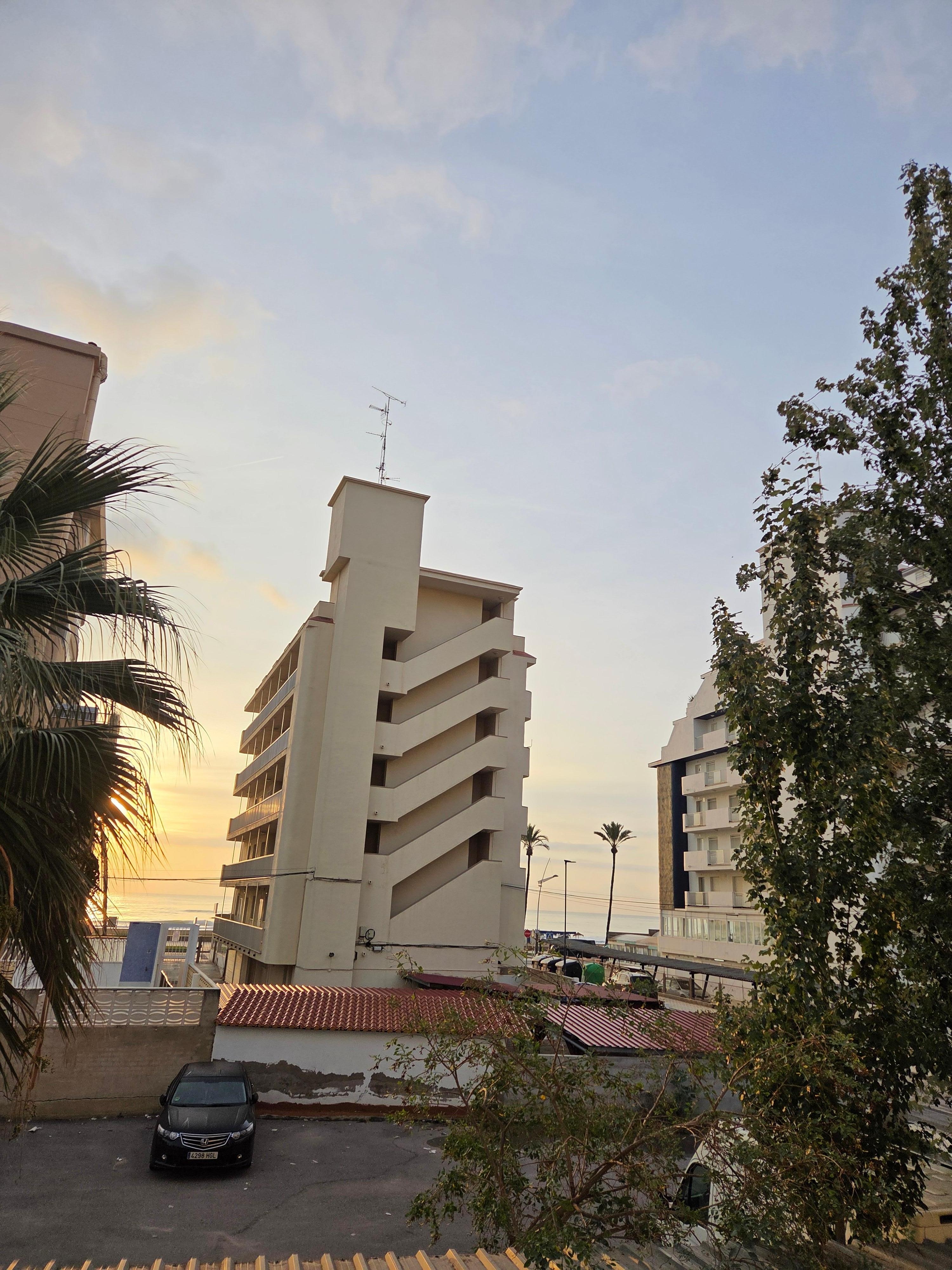 Los edificios respetando el entorno y permiten buenas vistas.