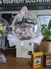 キュヒョンのソロ10周年記念の花などが飾ってありました