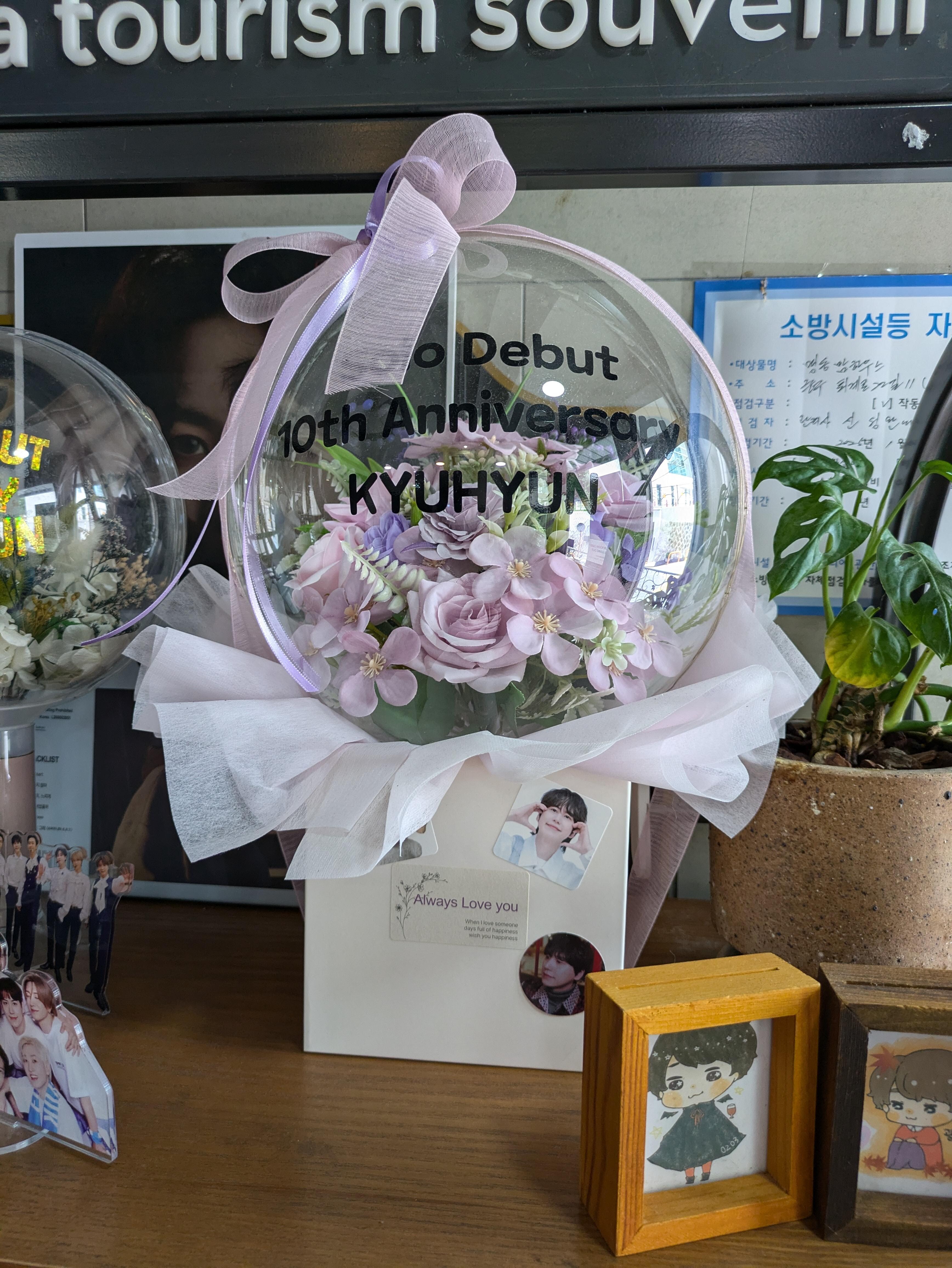 キュヒョンのソロ10周年記念の花などが飾ってありました