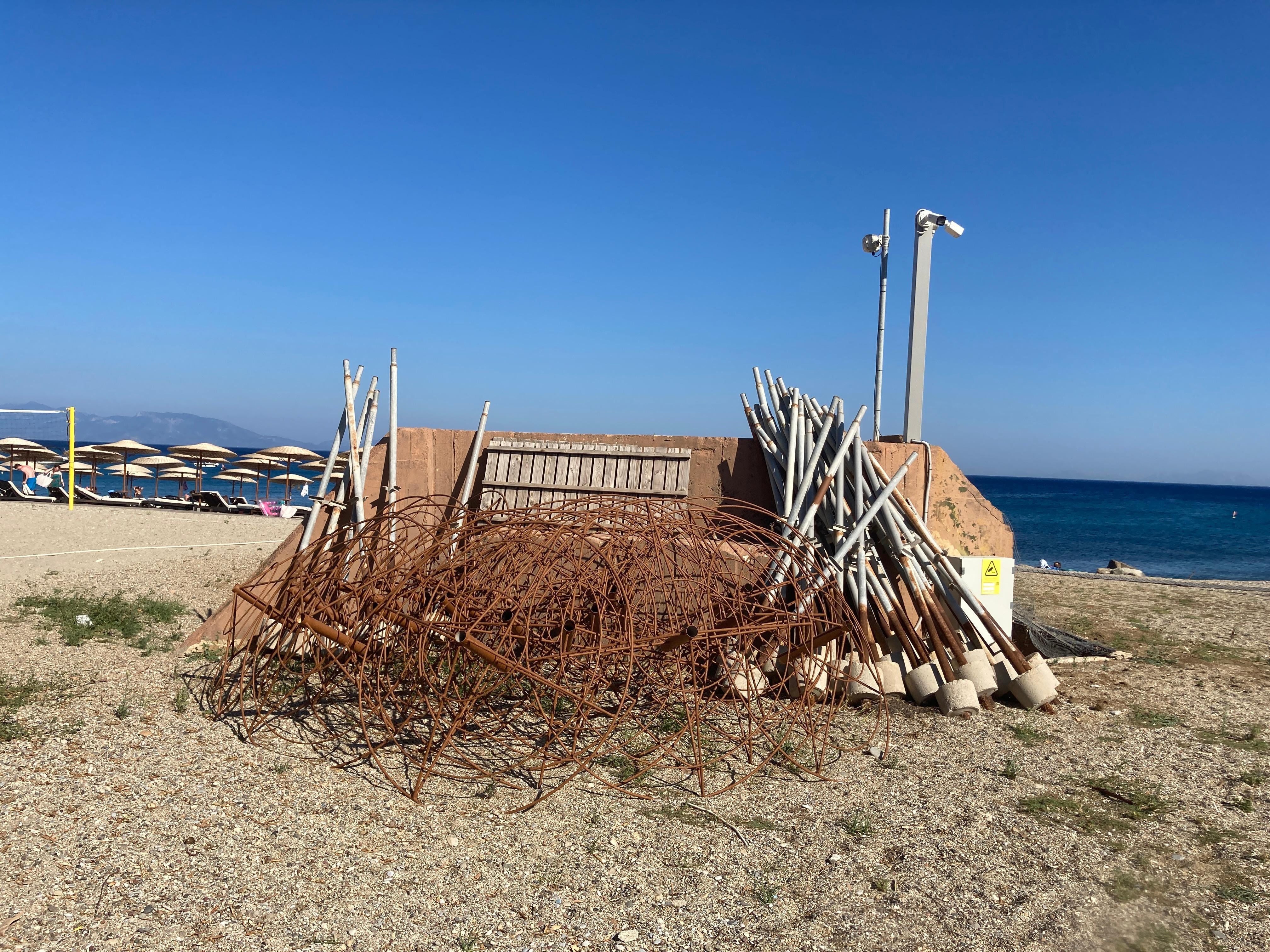 Was der Schrott am Strand soll, habe ich nicht verstanden