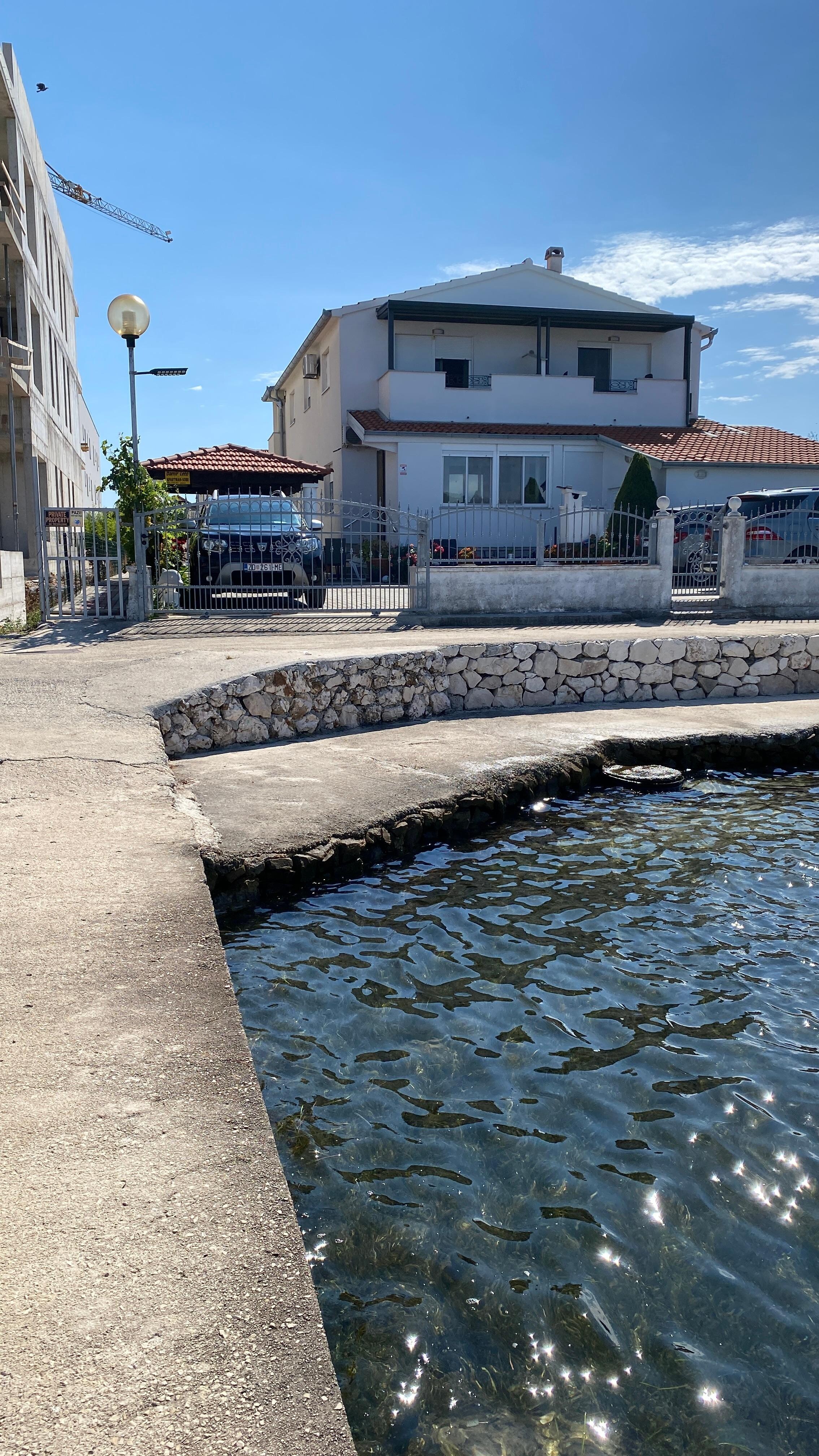 Direkt am Wasser. Ein guter Platz zum Sonnen. 