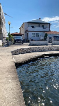 Direkt am Wasser. Ein guter Platz zum Sonnen.