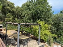 Bel endroit au bord de la piscine pour déjeuner en famille