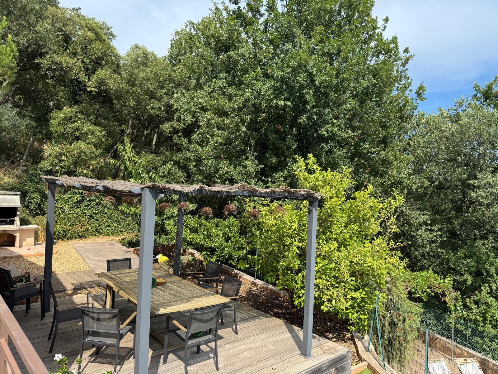 Bel endroit au bord de la piscine pour déjeuner en famille