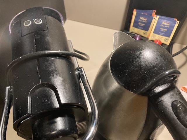 cafetière et bouilloire pleines de graisse