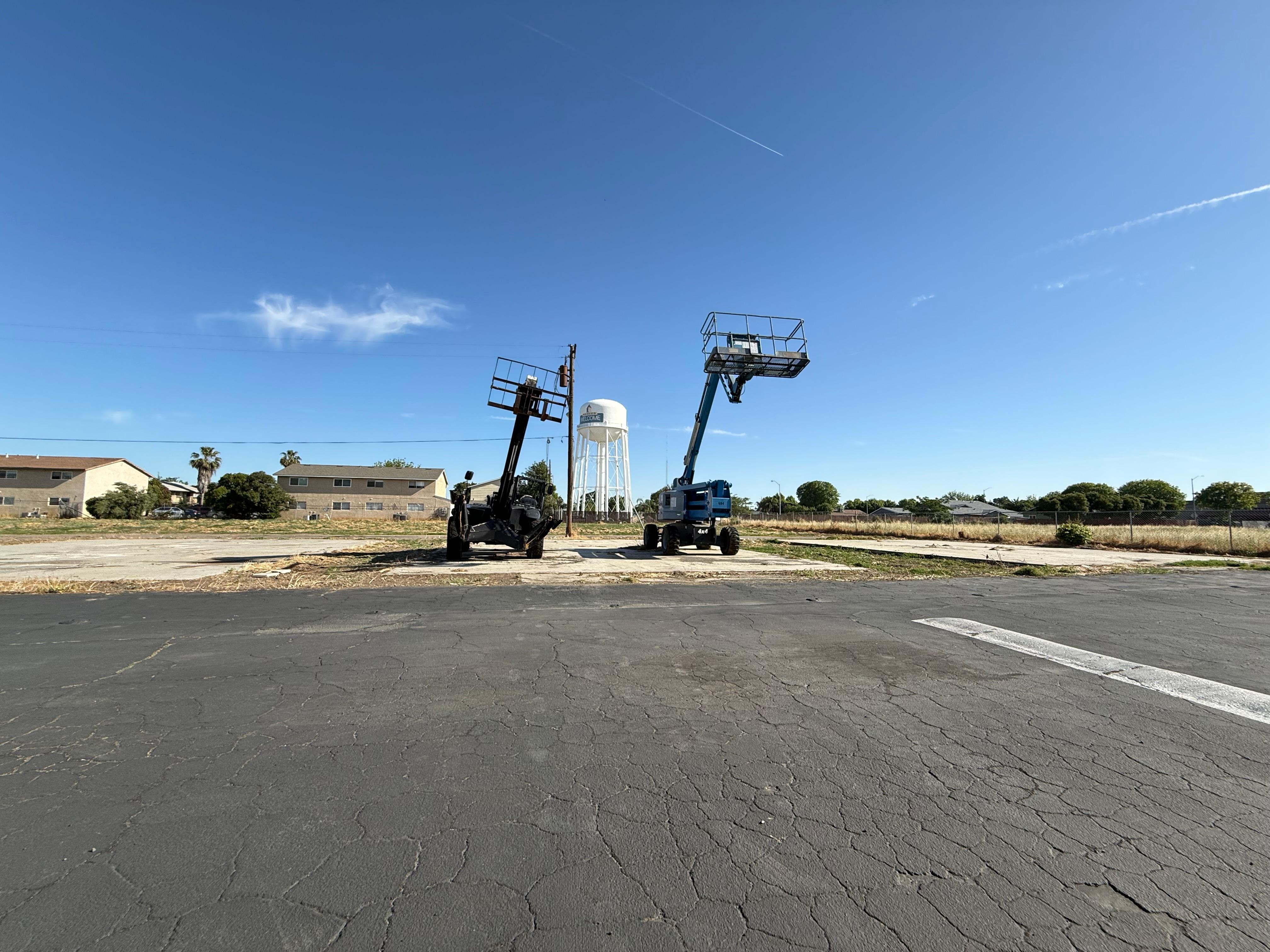 Equipment. Seems abandoned. No work taking place. 