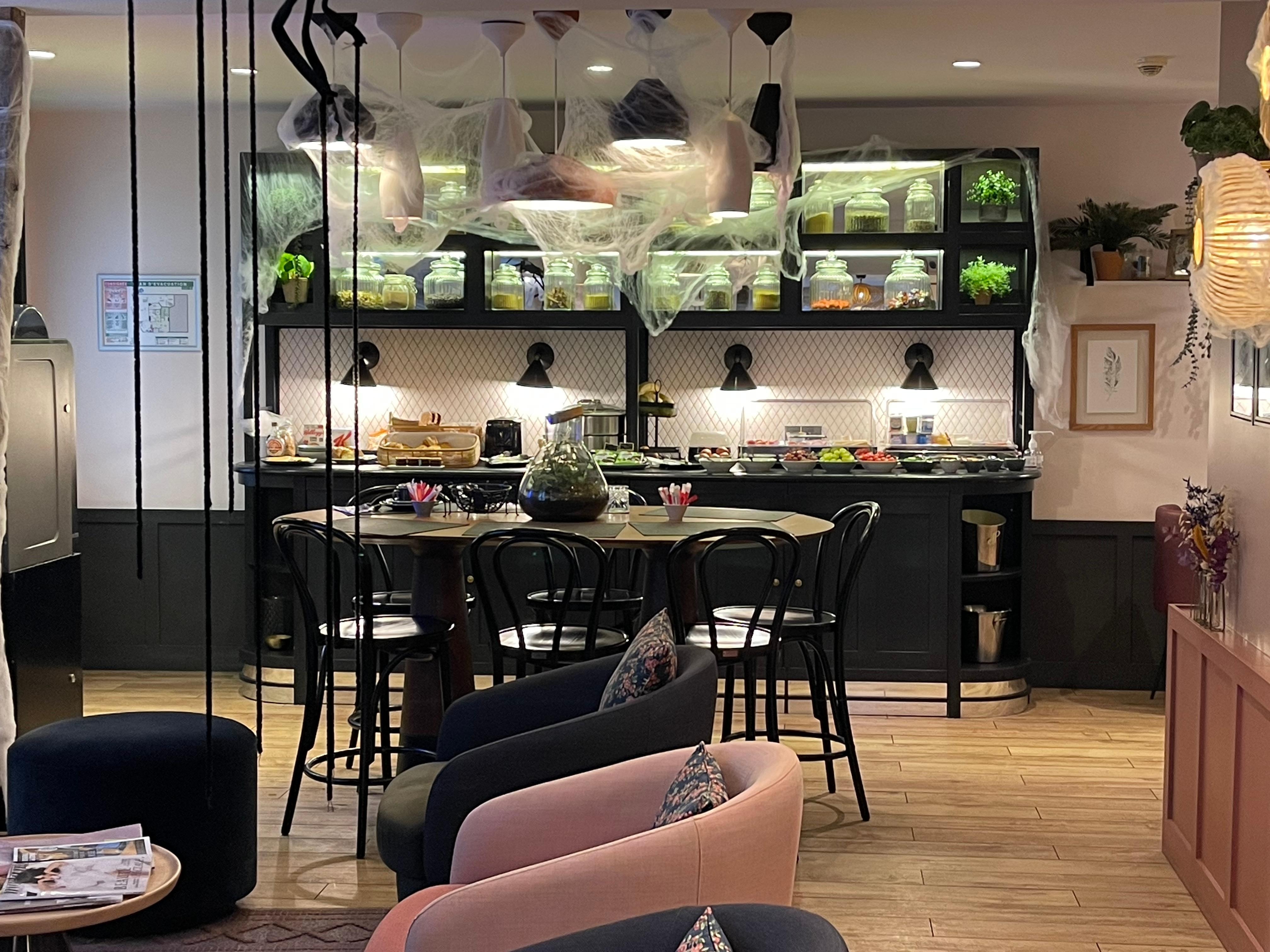 Reception and breakfast area.