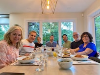 Repas convivial en famille et entre amis dans la vaste salle à dîner