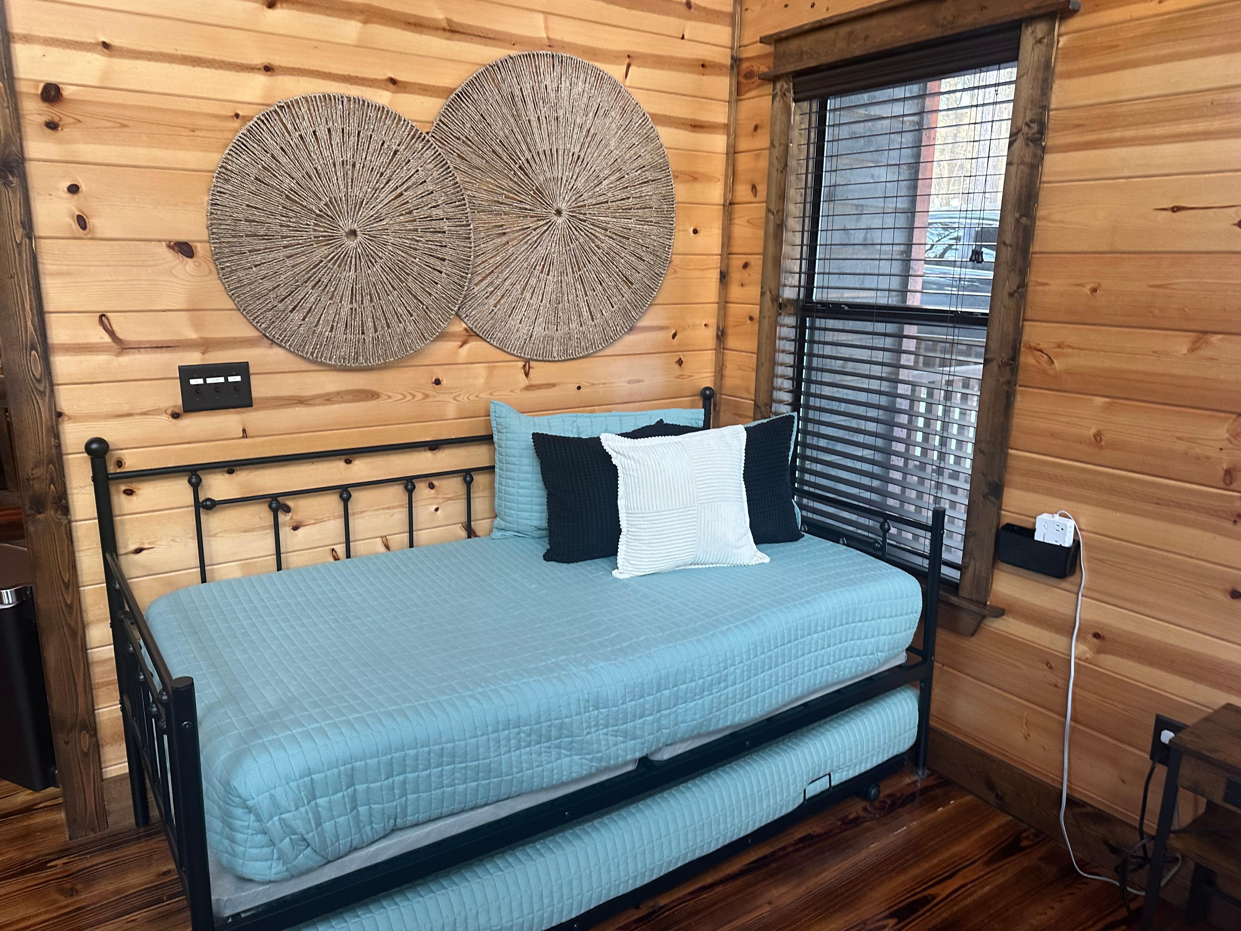 Daybed with pull out trundle