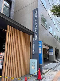 ホテル入り口看板