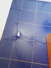 Grundwasser kommt durch die Fliesenfugen