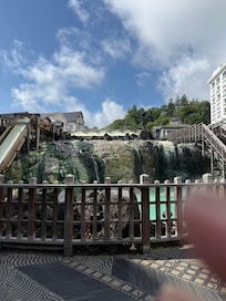 ホテルを出るとすぐに湯畑が有ります。