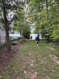 Sweet small path to water. Great for dogs. Only a house away. Nice