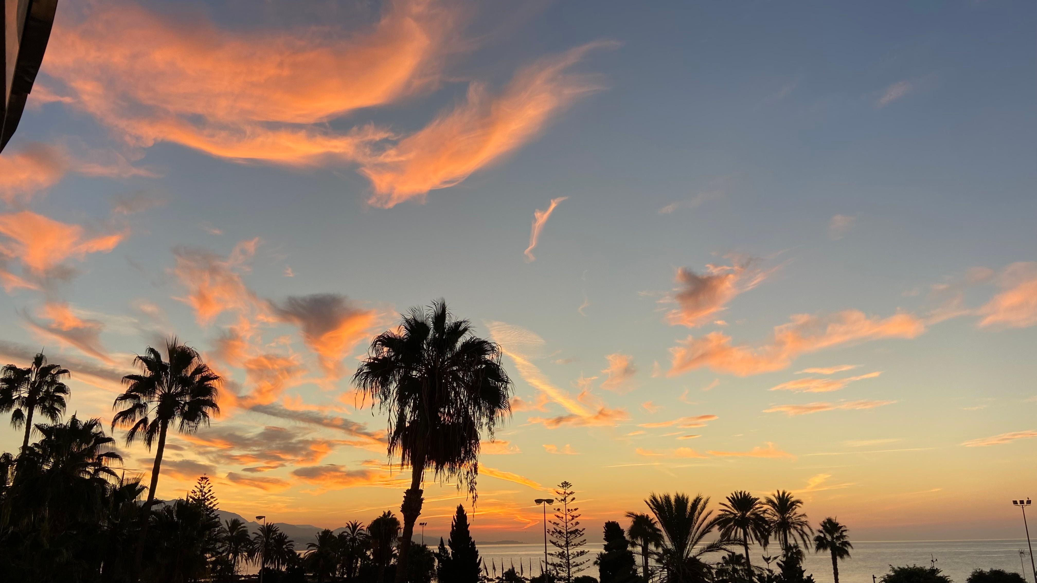 Soloppgang fra rommet.