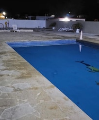 Piscina para adultos y para niños. Área para sentarse.