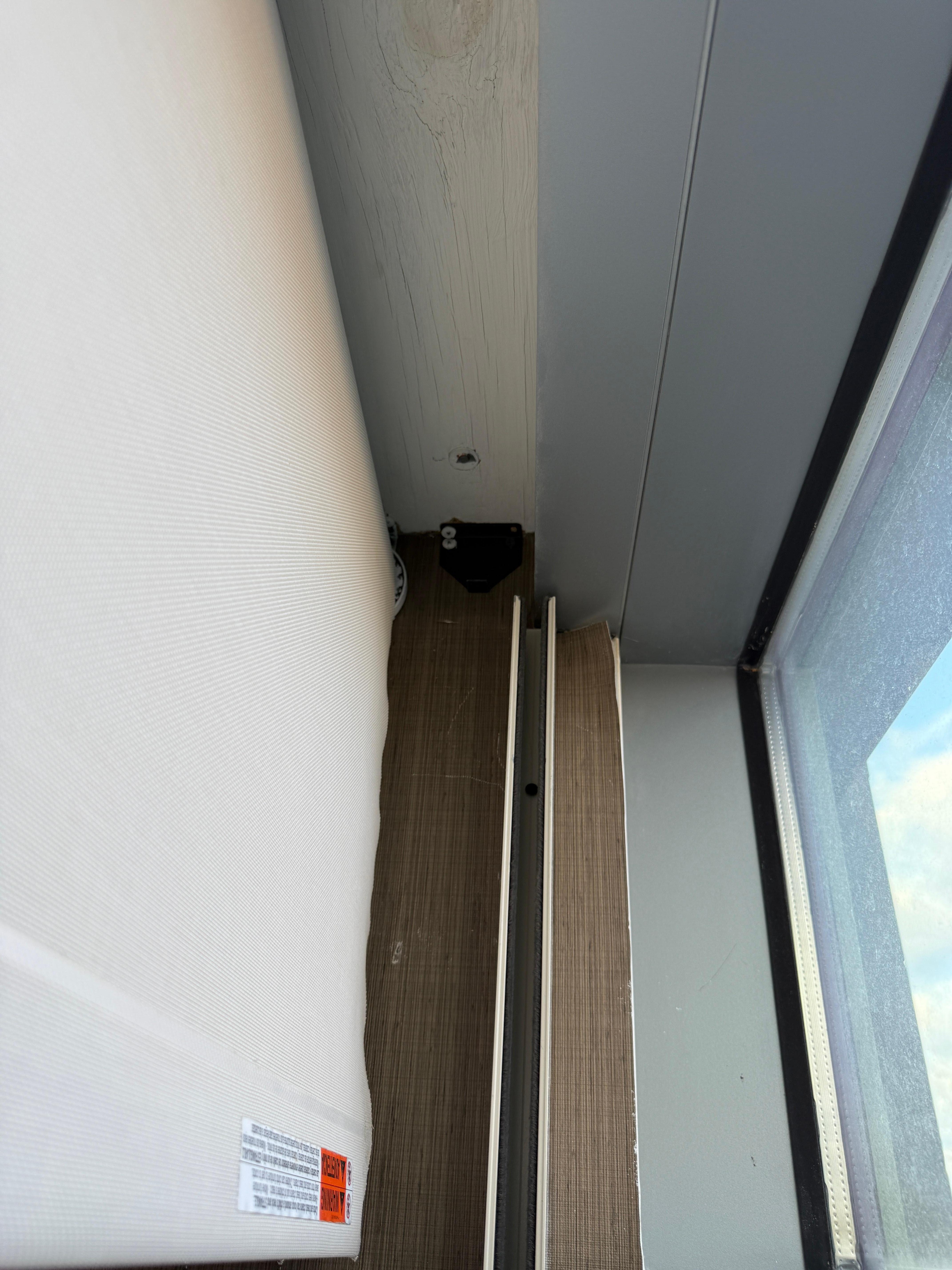 Halterung für die Rollos, aber ohne eine Möglichkeit abzudunkeln