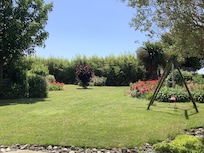 Blick in den Garten von der Terrasse