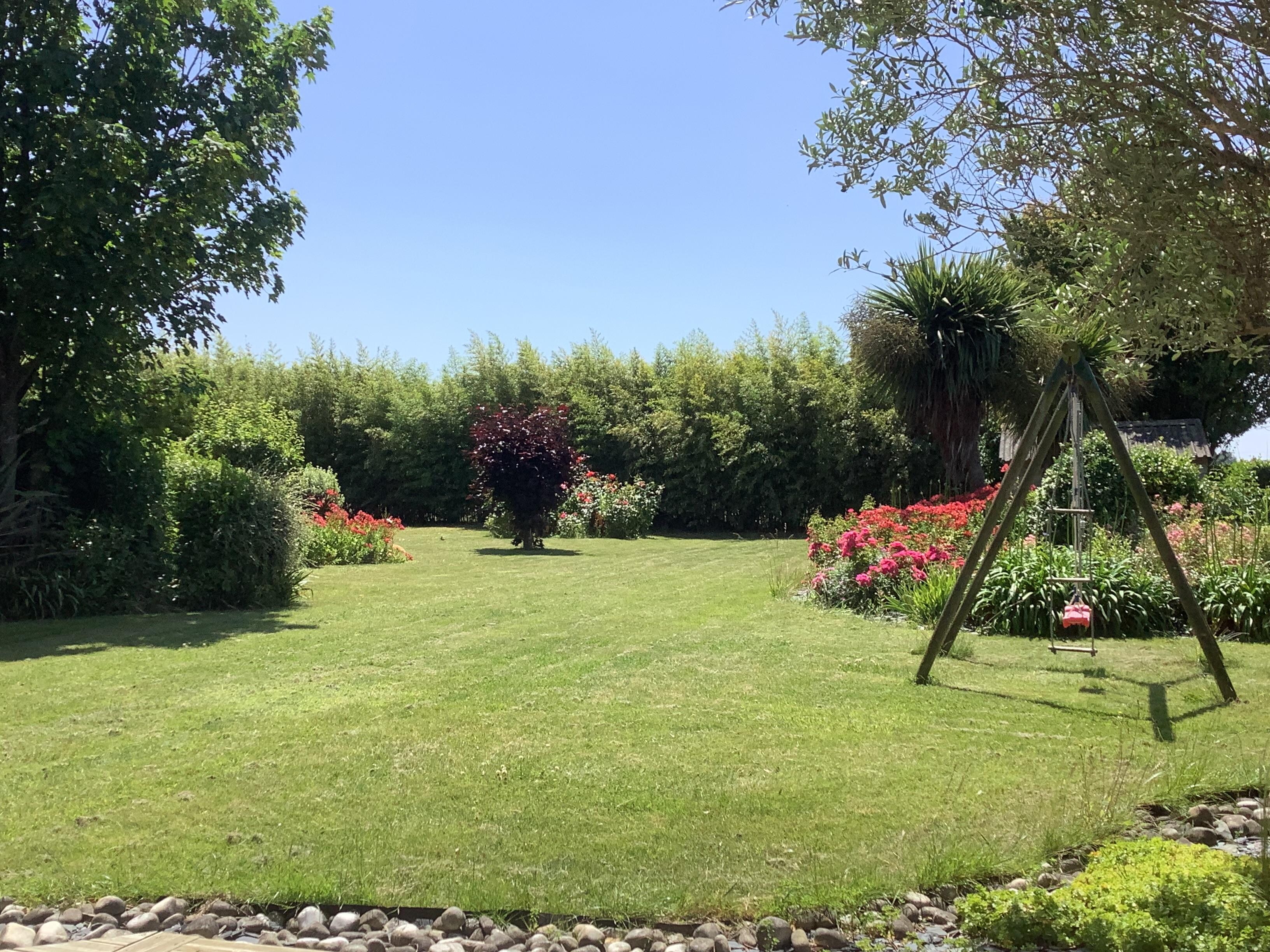 Blick in den Garten von der Terrasse 