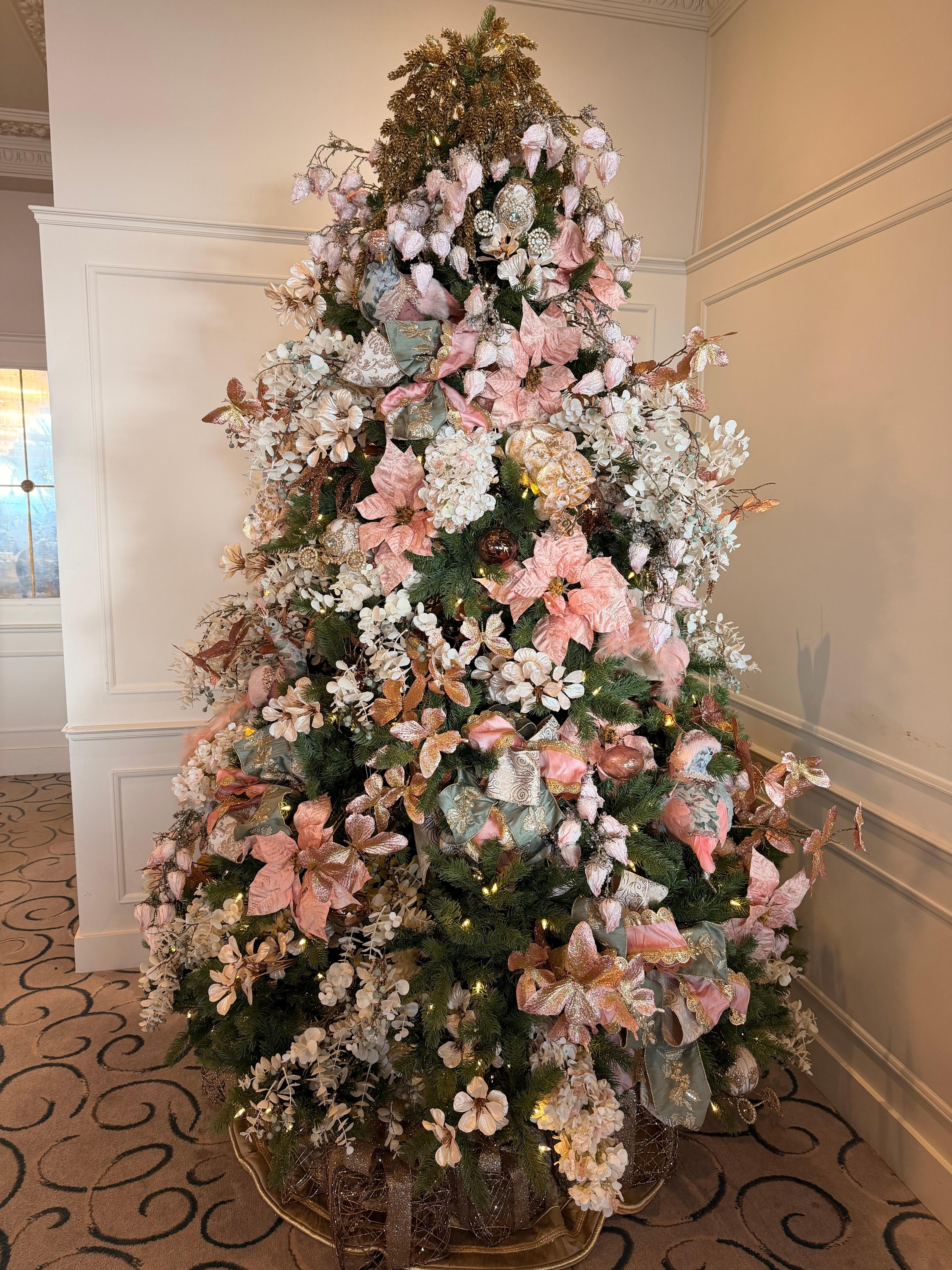 Dining room Christmas tree