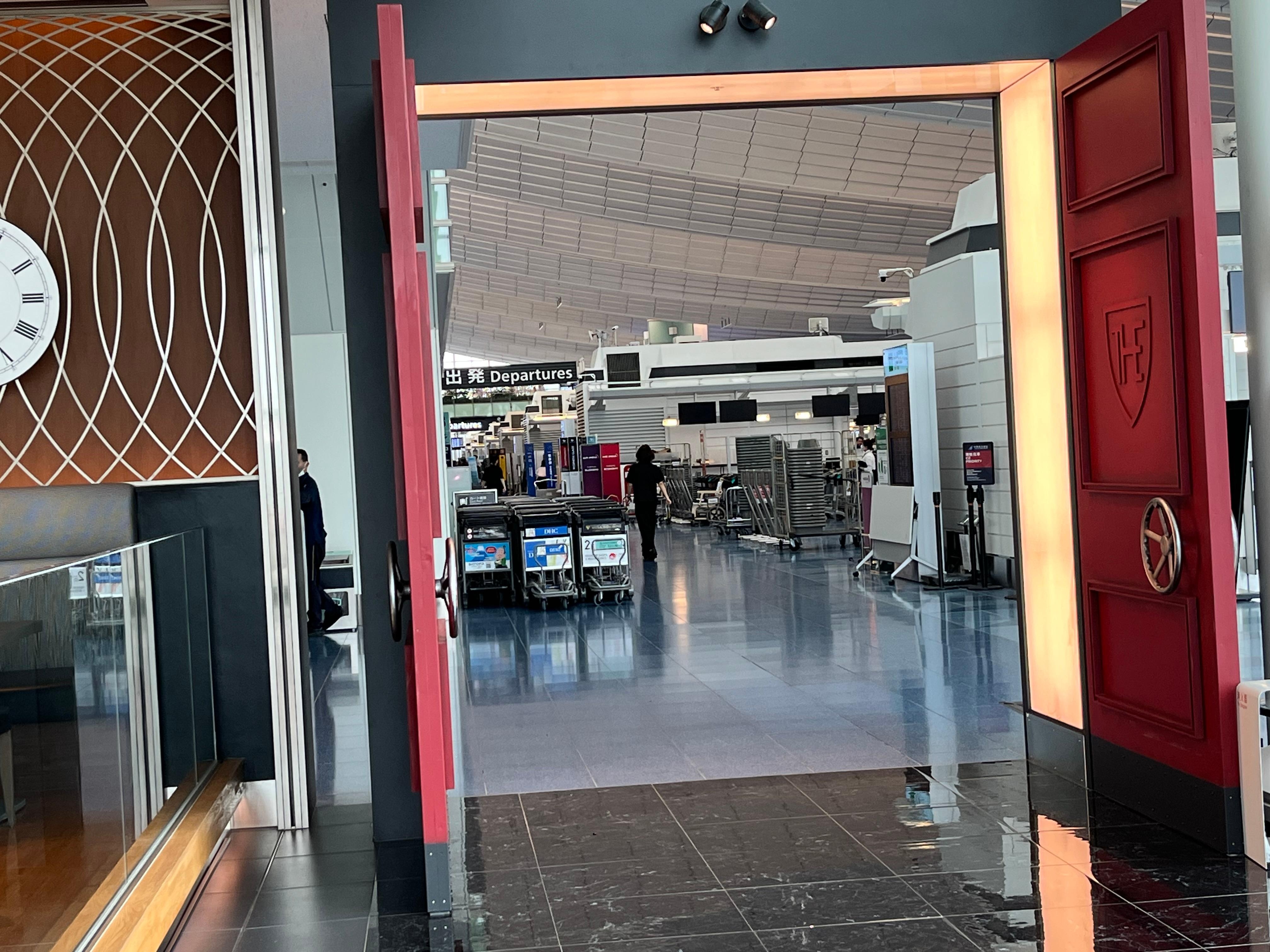 Entrance to hotel is next to Departures aisle O