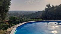 Blick vom Pool bis hin zum Meer