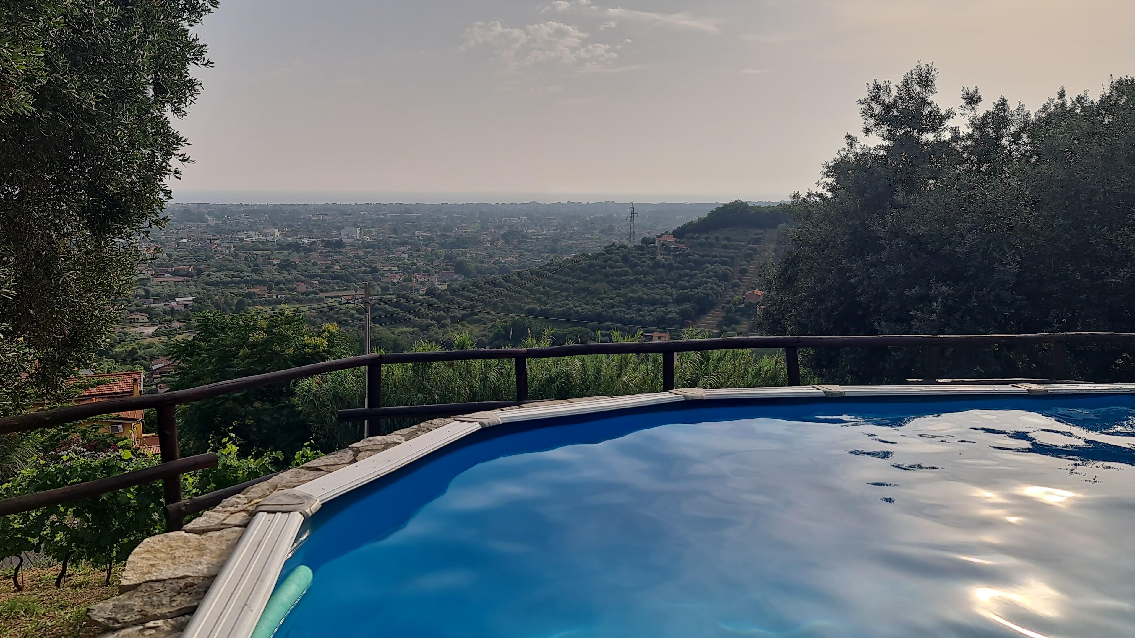 Blick vom Pool bis hin zum Meer
