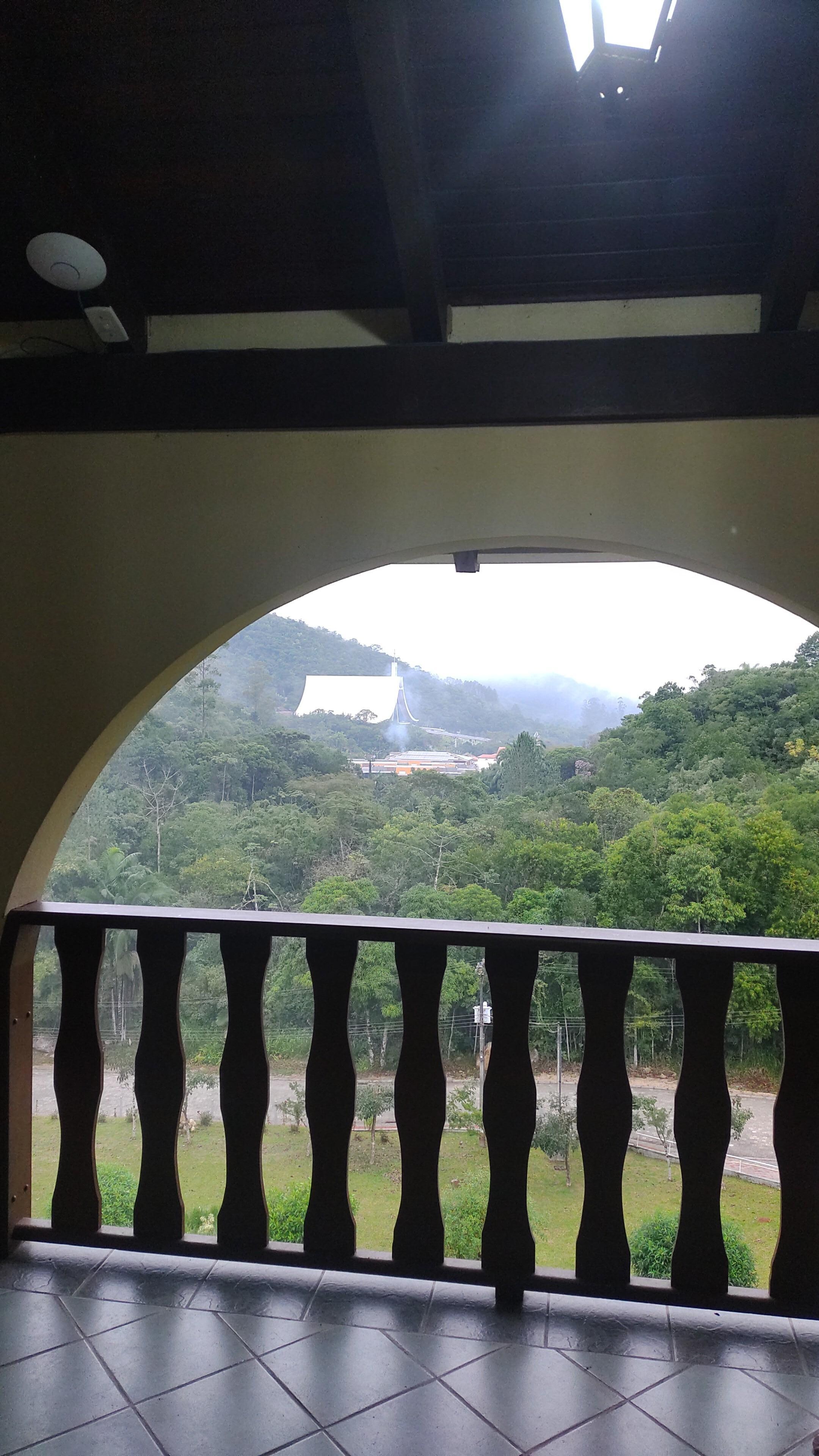 Vista da varanda do hotel de dia.