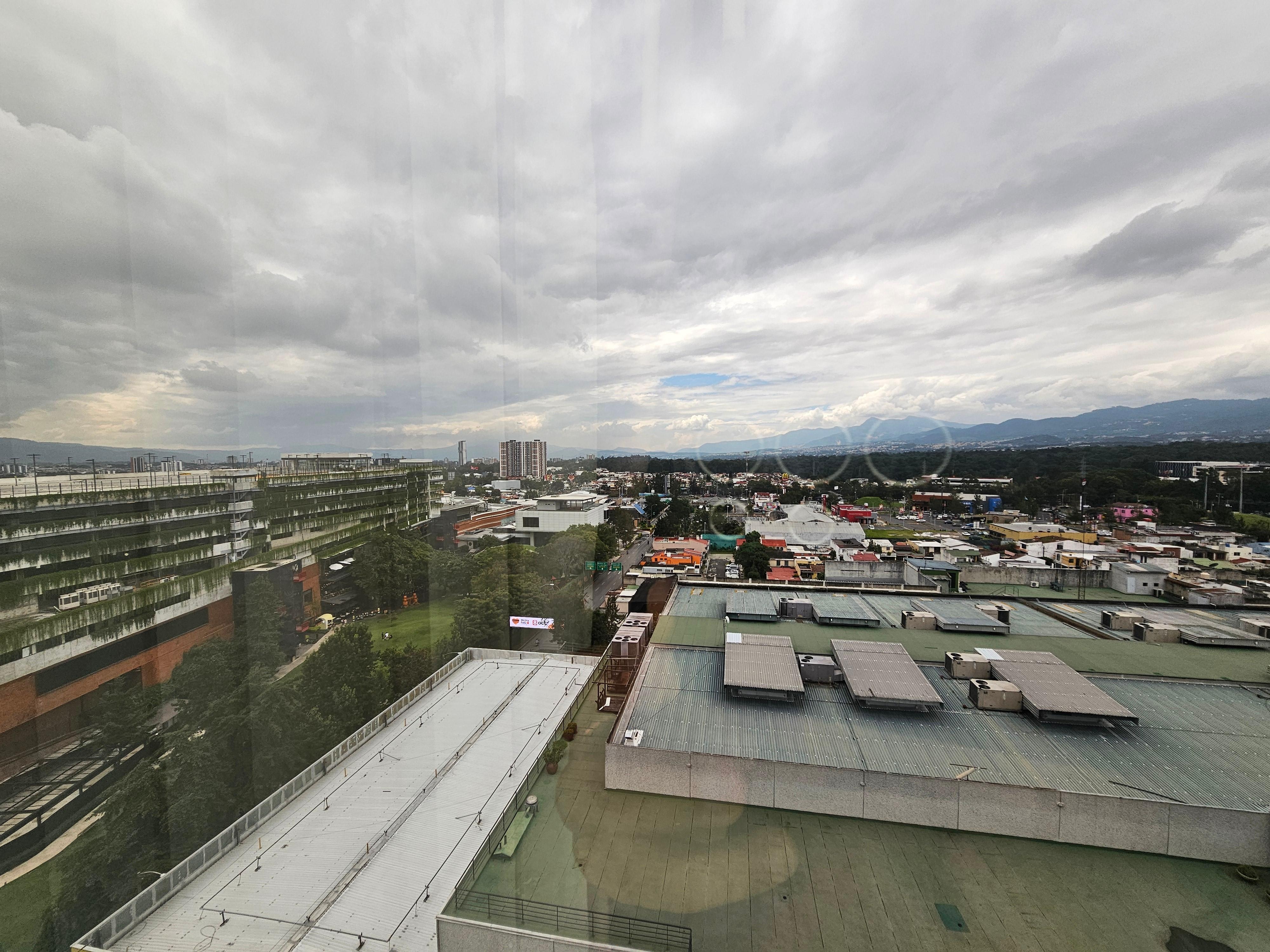 Vista al Comercial Miraflores desde la habitación 